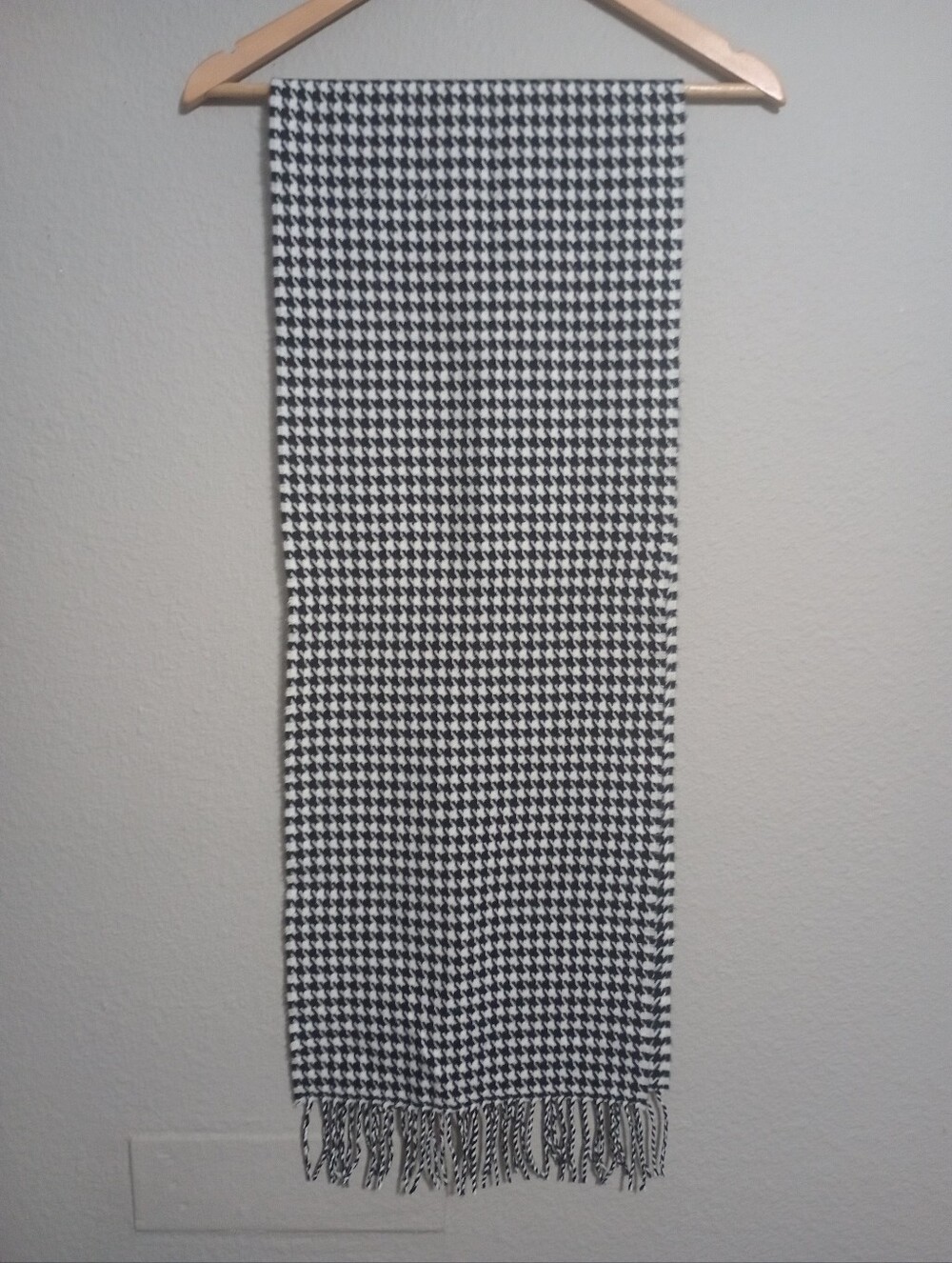 100% Cashmere Made In Scotland Houndstooth Scarf